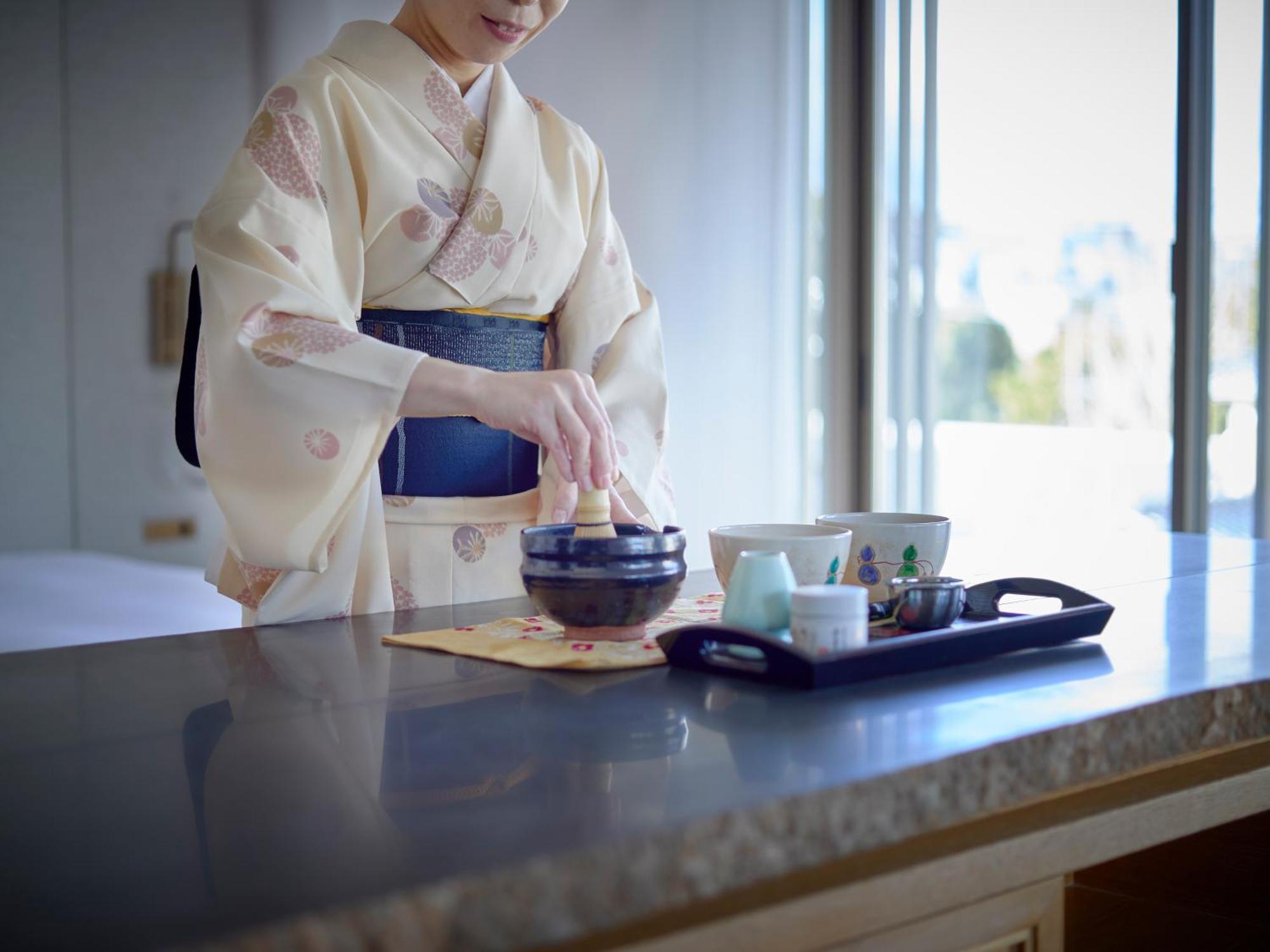 Hotel The Celestine Kyoto Gion Exteriör bild A woman in a yukata preparing a Japanese tea ceremony