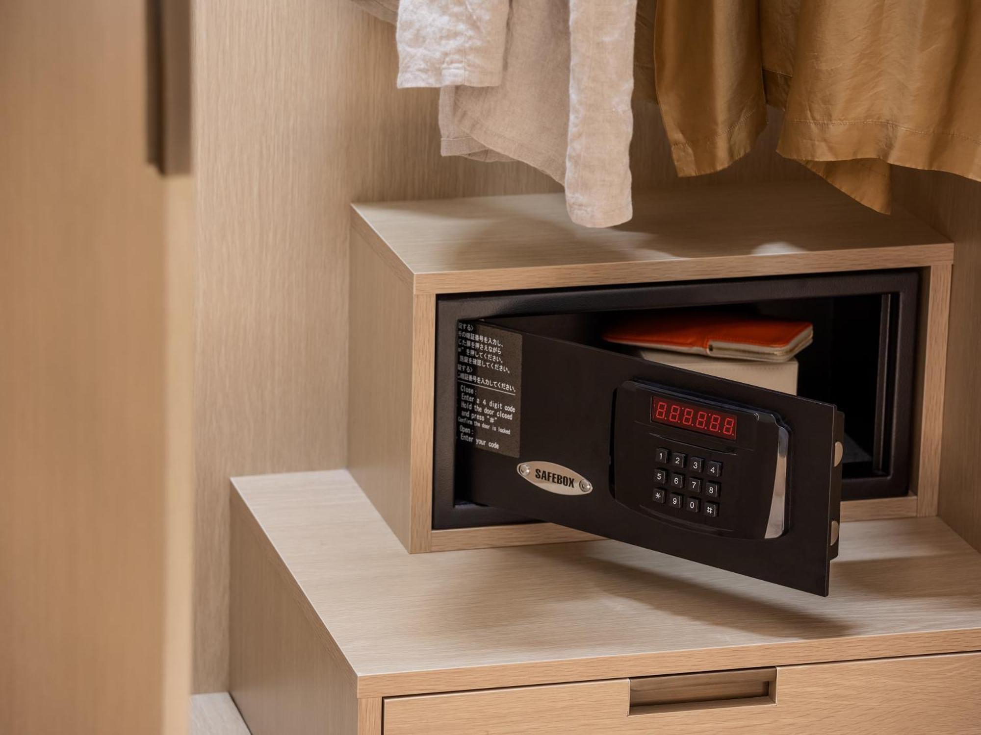Hotel The Celestine Kyoto Gion Exteriör bild A safe in a hotel room