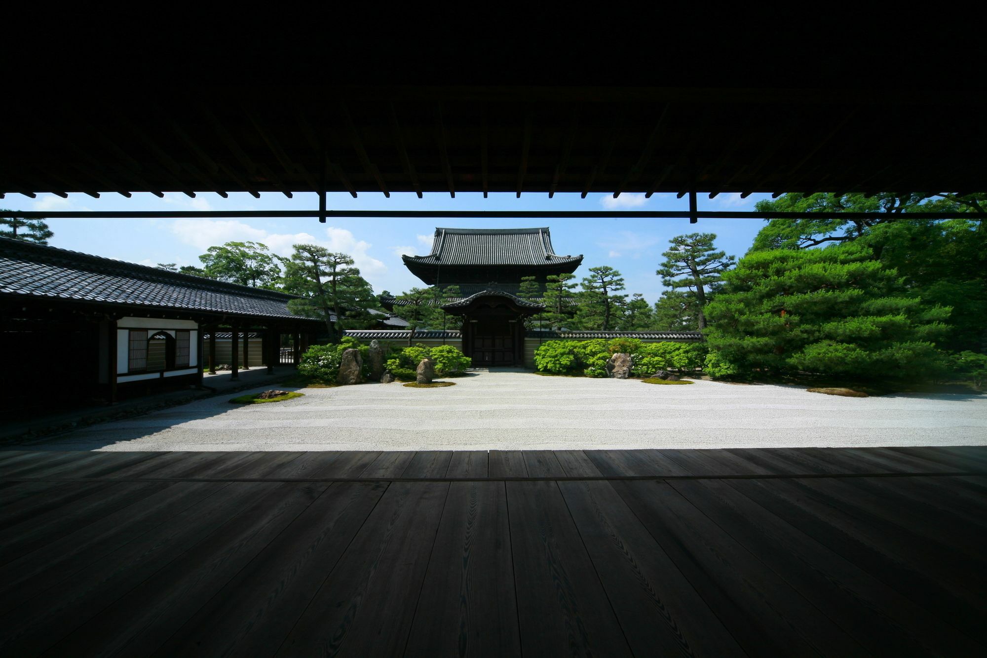 Hotel The Celestine Kyoto Gion Exteriör bild The temple's main gate